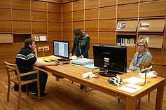 TeilnehmerInnen bei der Recherche im Archiv | © Archiv der Zeitgenossen