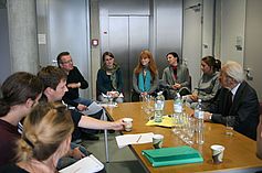 Friedrich Cerha im Gespräch mit den TeilnehmerInnen und Prof. Dr. Matthias Henke | © Archiv der Zeitgenossen